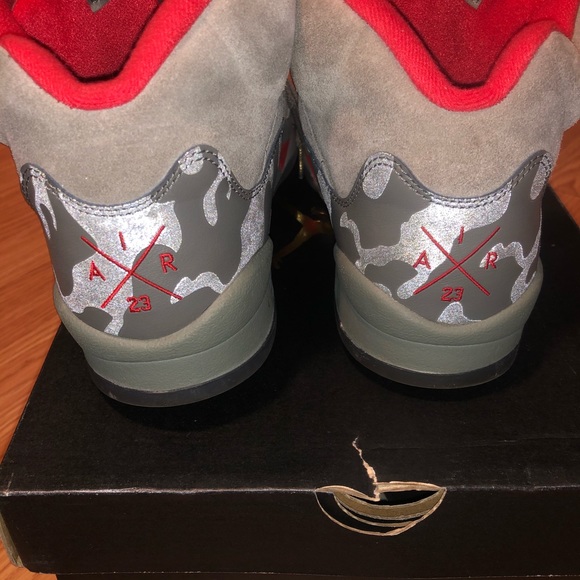 Jordan’s Size 7 in boys grade school - Picture 3 of 3